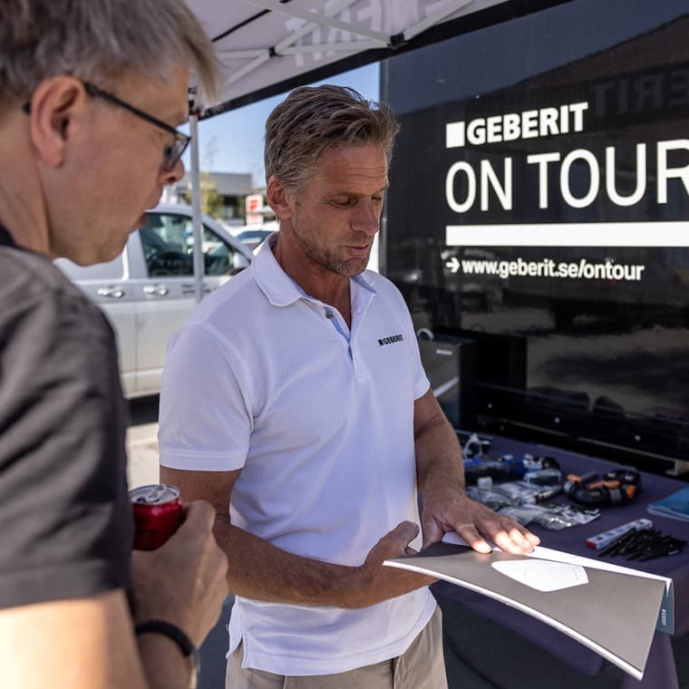 Vår säljare visar Geberits produktsortiment (© Per Danielsson) Vår säljare visar Geberits produktsortiment (© Per Danielsson)