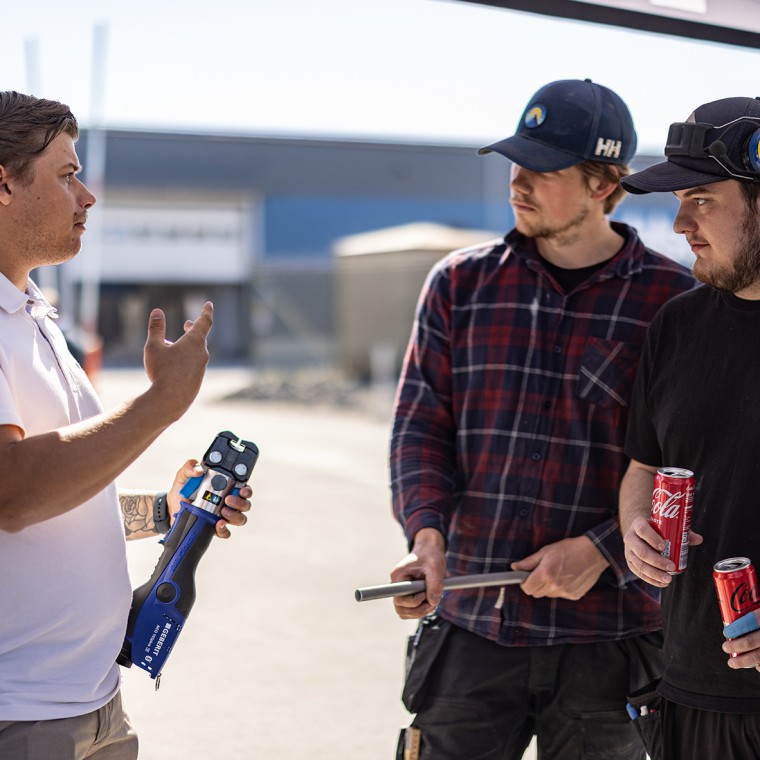 Geberits säljrepresentatn demonstrerar Geberits produkter (© Per Danielsson) Geberits säljrepresentatn demonstrerar Geberits produkter (© Per Danielsson)