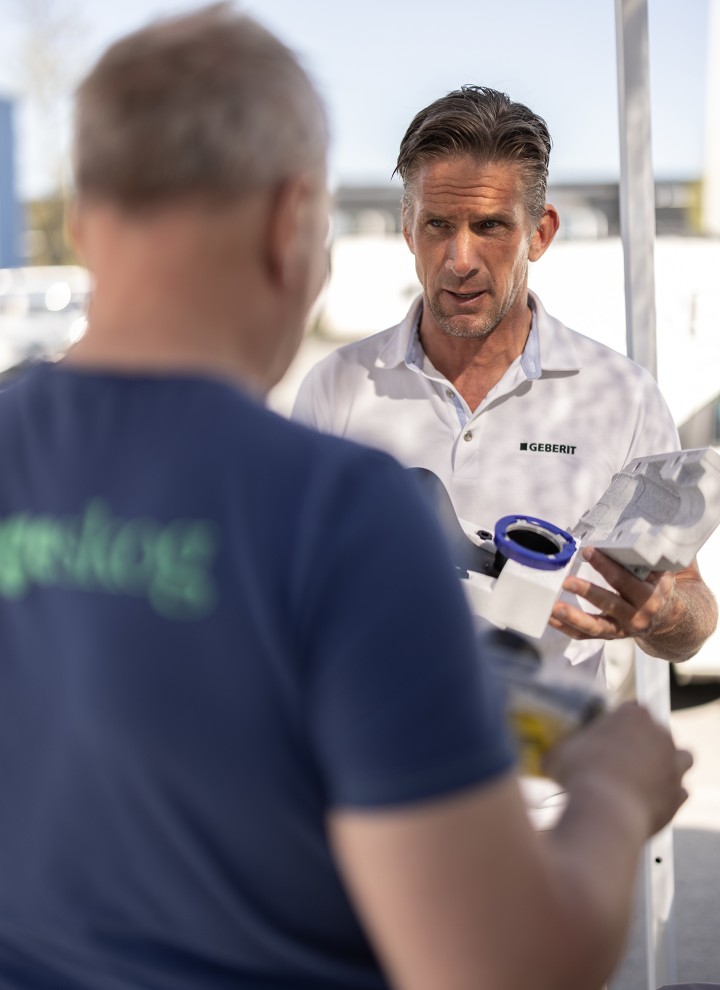 Geberits säljrepresentant demonstrerar Geberits produkter (© Per Danielsson) Geberits säljrepresentant demonstrerar Geberits produkter (© Per Danielsson)