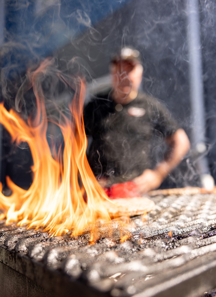 Det grillades goda hamburgare (© Per Danielsson) Det grillades goda hamburgare (© Per Danielsson)