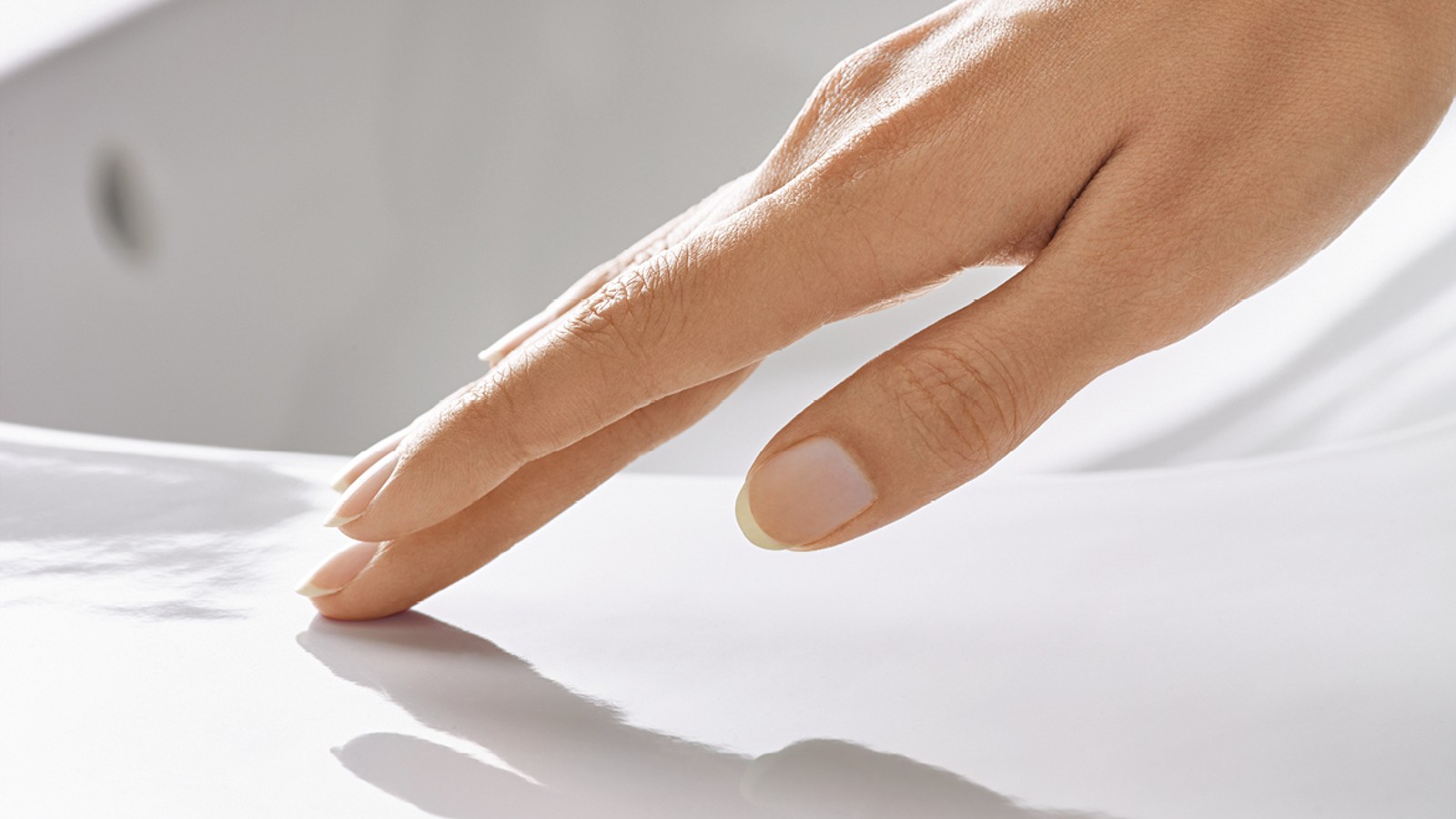 Hand känner på en rengöringsvänlig glasyr Hand känner på en rengöringsvänlig glasyr