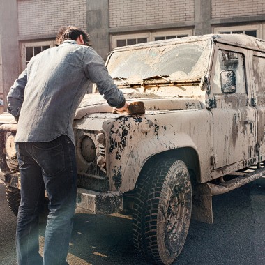 Man tvättar en smutsig bil