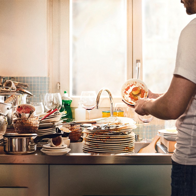 Smutsig disk i en vask