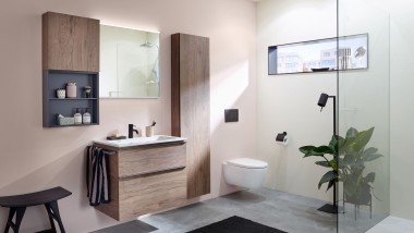 Badrum med badrumsmöbler, handfat och spegelskåp från Geberit framför en pastellfärgad vägg