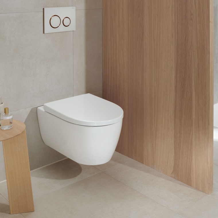 En vit toalett i ett badrum med träelement ser fortfarande modern ut även efter många år (här: Geberit iCon WC och Geberit Sigma20 spolplatta). En vit toalett i ett badrum med träelement ser fortfarande modern ut även efter många år (här: Geberit iCon WC och Geberit Sigma20 spolplatta).