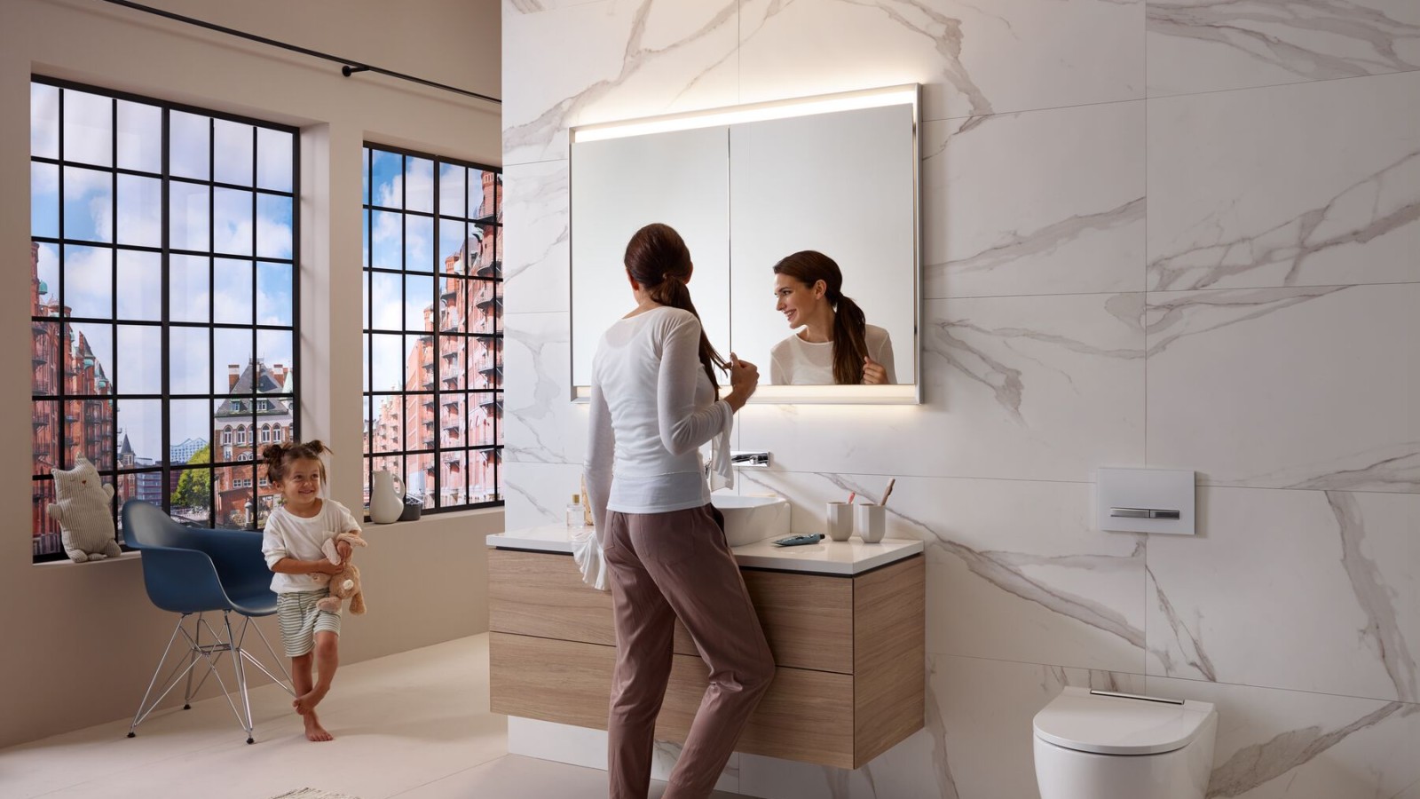 Mamma och barn i ett badrum med Geberit ComfortLight Mamma och barn i ett badrum med Geberit ComfortLight