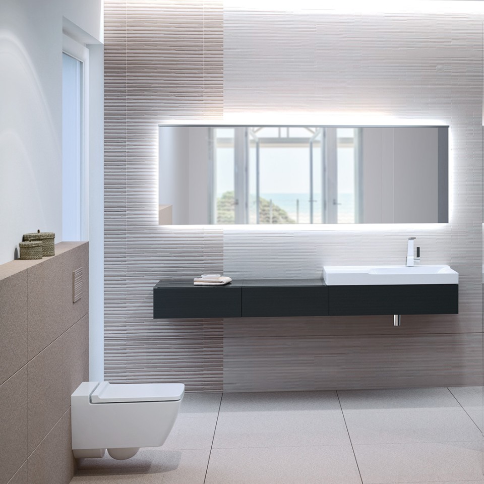 Badrum med Geberit Xeno² toalett rimfree, spolplatta Sigma70 och tvättställ