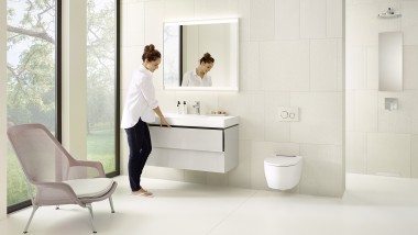Installationshöjden för badrumsinredning är viktig för både långa och korta personer (© Geberit)