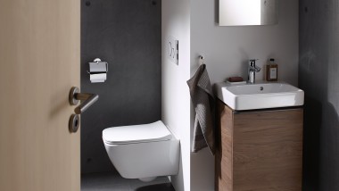 Litet badrum med tvättställ från badrumsserien Geberit Smyle och en Geberit Option spegel
