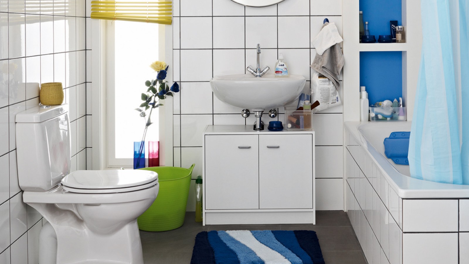 Rörigt badrum före renovering, med golvstående toalett Rörigt badrum före renovering, med golvstående toalett