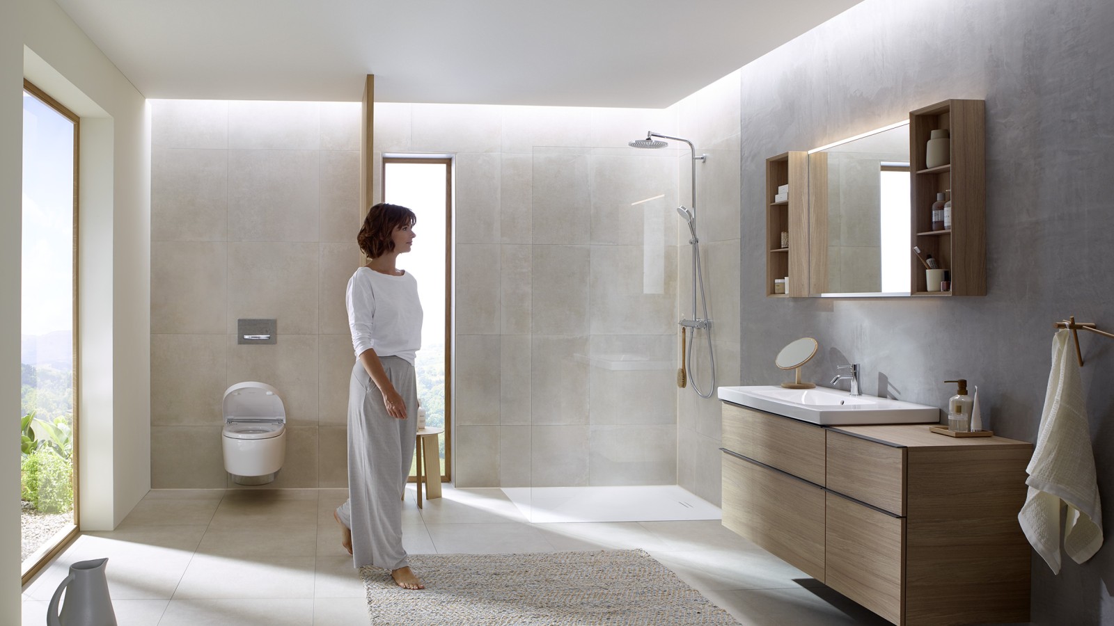 Kvinna i i stort badrum med Geberit iCon badrumsserie (© Geberit)