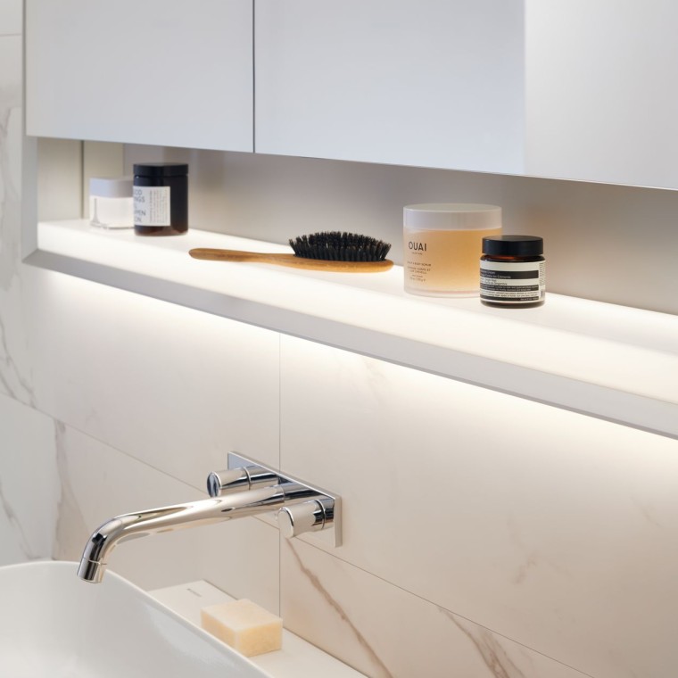 Geberit ONE spegelskåp med förvaringshylla (© Geberit) Geberit ONE spegelskåp med förvaringshylla (© Geberit)