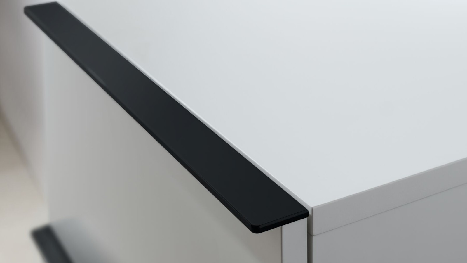 Geberit iCon sidoskåp i vitt med svarta handtag Geberit iCon sidoskåp i vitt med svarta handtag