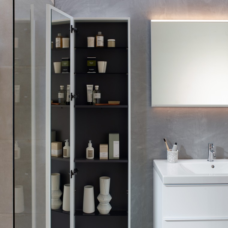 Geberit iCon högskåp med spegel på insidan ger gott om förvaringsutrymme (© Geberit) Geberit iCon högskåp med spegel på insidan ger gott om förvaringsutrymme (© Geberit)