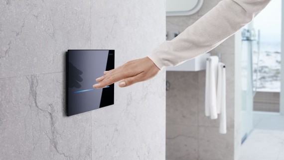 Beröringsfri eller automatisk toalettspolning med Geberit Sigma80 spolplatta i fyrkantig design Beröringsfri eller automatisk toalettspolning med Geberit Sigma80 spolplatta i fyrkantig design