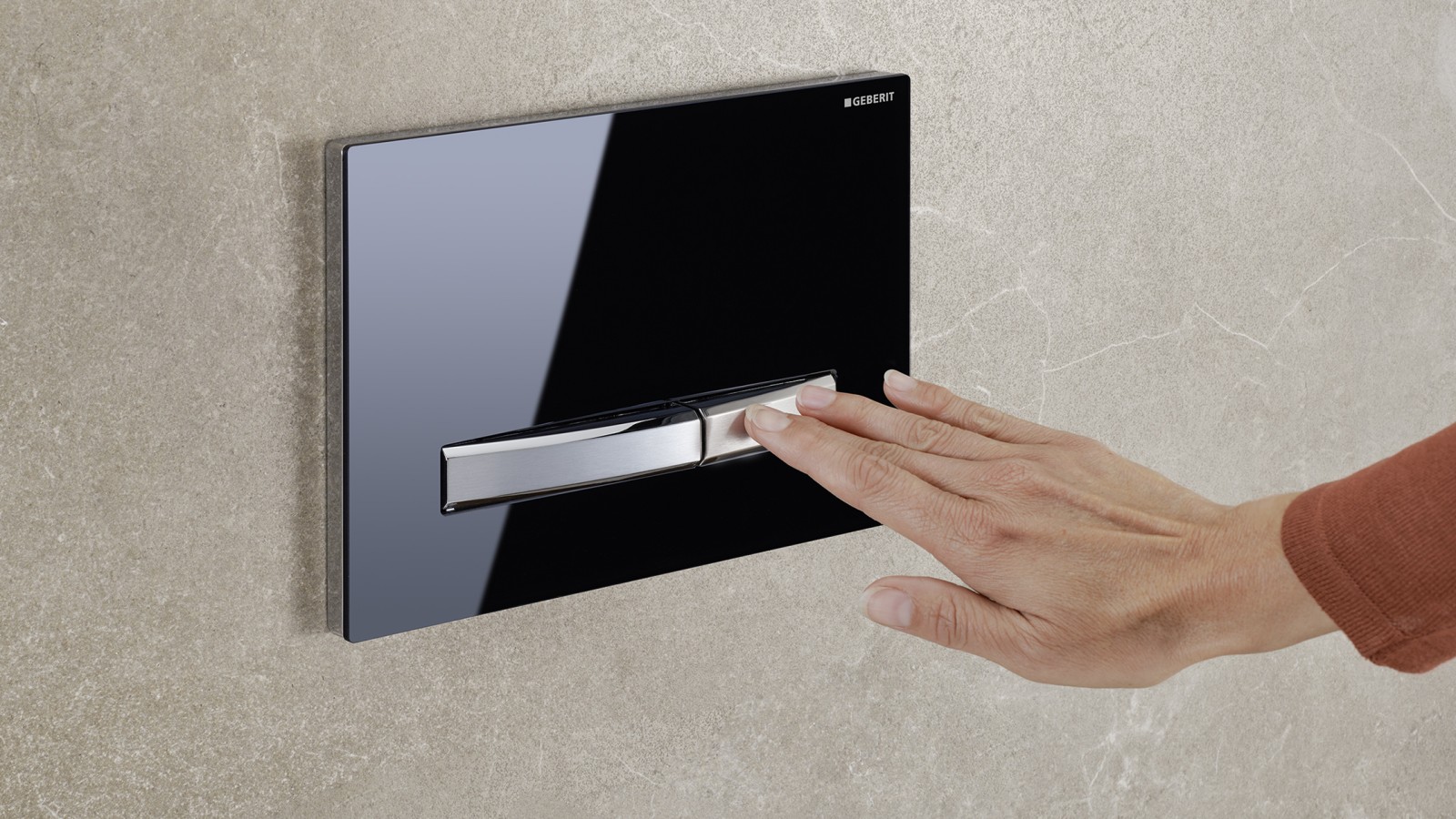 Geberit Sigma50 i svart glas med förkromade knappar Geberit Sigma50 i svart glas med förkromade knappar