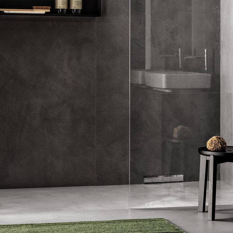 En golvjämn dusch med väggbrunn En golvjämn dusch med väggbrunn