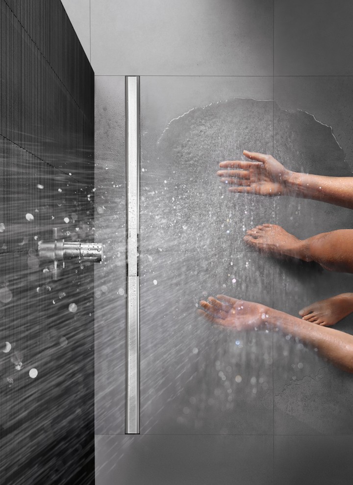 Person som duschar med duschrännan CleanLine (© Geberit)