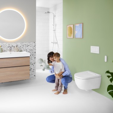 Kvinna och barn i ett färgglatt badrum med Geberit Option spegel