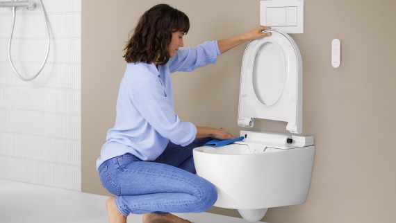 QuickRelease-function med Geberit AquaClean Alba. Toalettsitsen kan enkelt tas bort och rengöras med några få steg. QuickRelease-function med Geberit AquaClean Alba. Toalettsitsen kan enkelt tas bort och rengöras med några få steg.