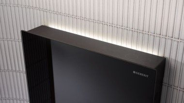 Geberit Monolith Plus med ComfortLight och svart frontbeklädnad i glas (© Geberit)