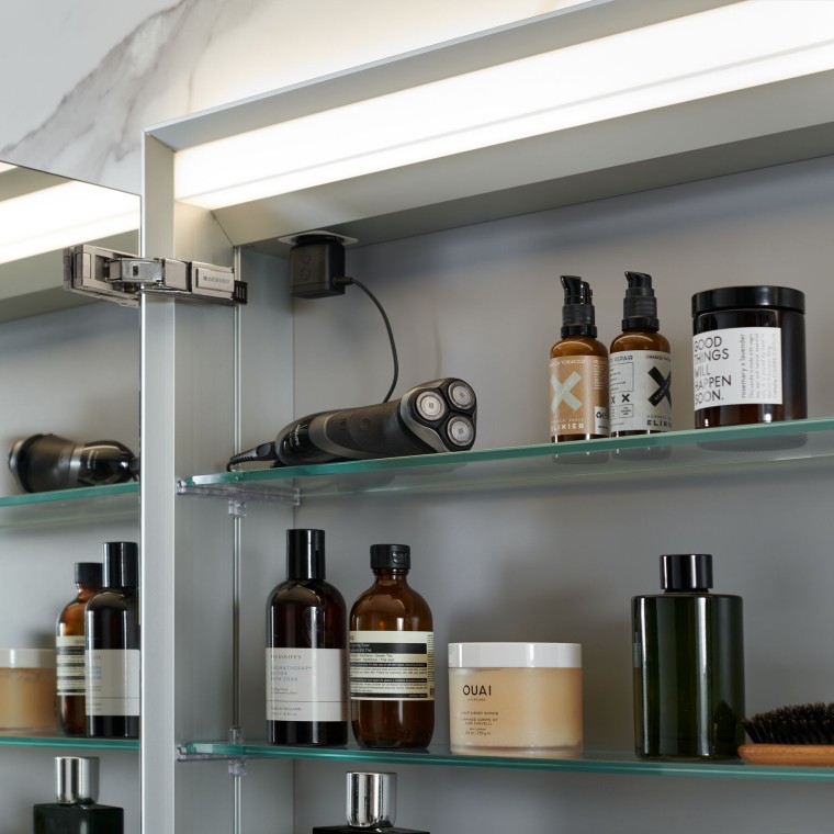 Öppet Geberit spegelskåp med förvaringshyllor Öppet Geberit spegelskåp med förvaringshyllor