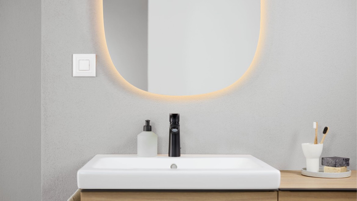 Geberit iCon badrum med tvättställ och oval Geberit Option spegel