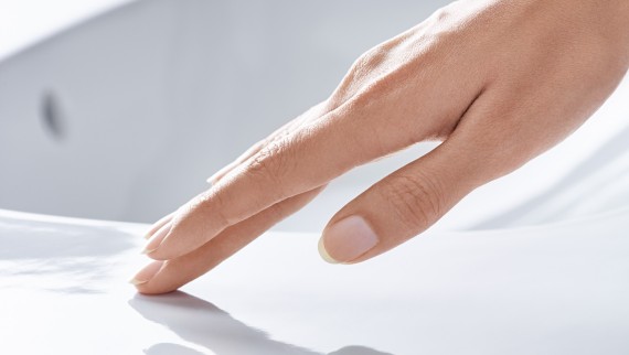 Hand över ett tvättställ med specialglasyren KeraTect Hand över ett tvättställ med specialglasyren KeraTect