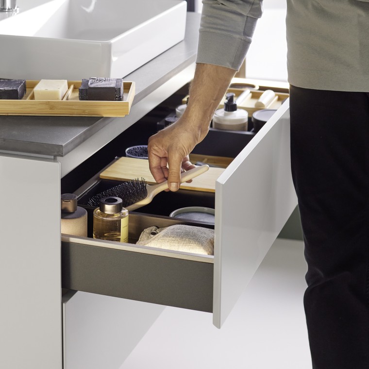 Modulärt organisationssystem med praktisk lådinsats Modulärt organisationssystem med praktisk lådinsats