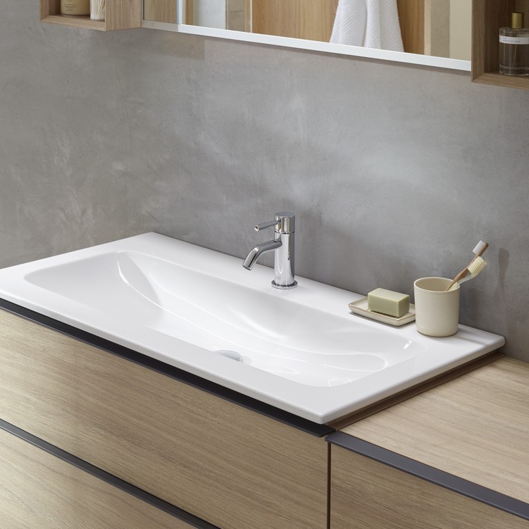 Badrum med Geberit iCon porslin och möbler