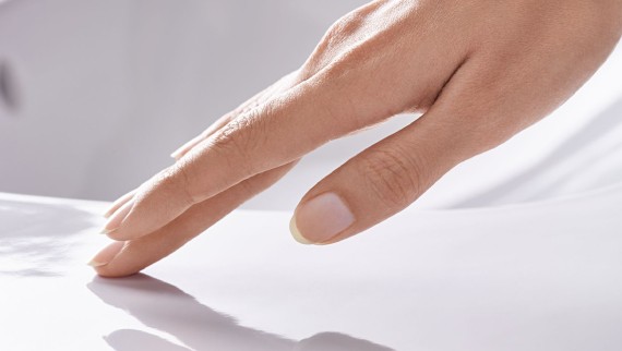 Hand som känner på den mjuka keramiska ytan Geberit KeraTect Hand som känner på den mjuka keramiska ytan Geberit KeraTect