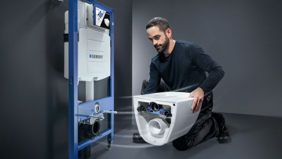 WC-system som monteras av installatörer och som består av Geberit Sigma-inbyggnadsfixtur och Geberit Acanto-toalett