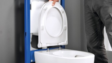 WC-sitsen monteras och fixeras ovanifrån utan någon mall WC-sitsen monteras och fixeras ovanifrån utan någon mall