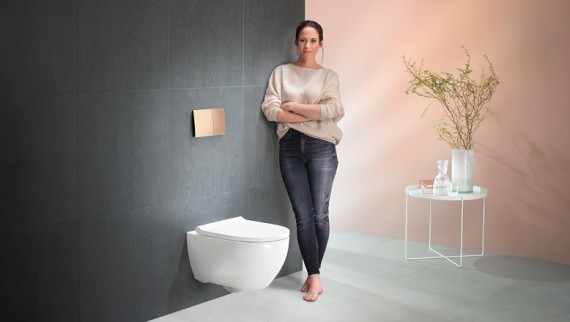 Kvinna bredvid Geberit WC-system Kvinna bredvid Geberit WC-system