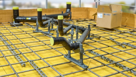 Geberit PE grenutloppsrör ingjutet i betong Geberit PE grenutloppsrör ingjutet i betong