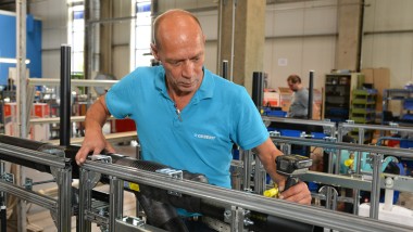 Man som arbetar med prefabricering
