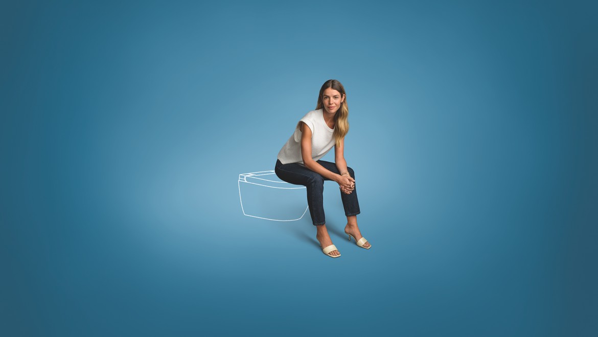 Kvinna och Geberit AquaClean Alba duschtoalett Kvinna och Geberit AquaClean Alba duschtoalett