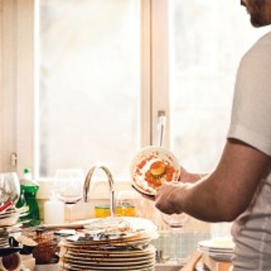 Smutsig disk som hopar sig i köket