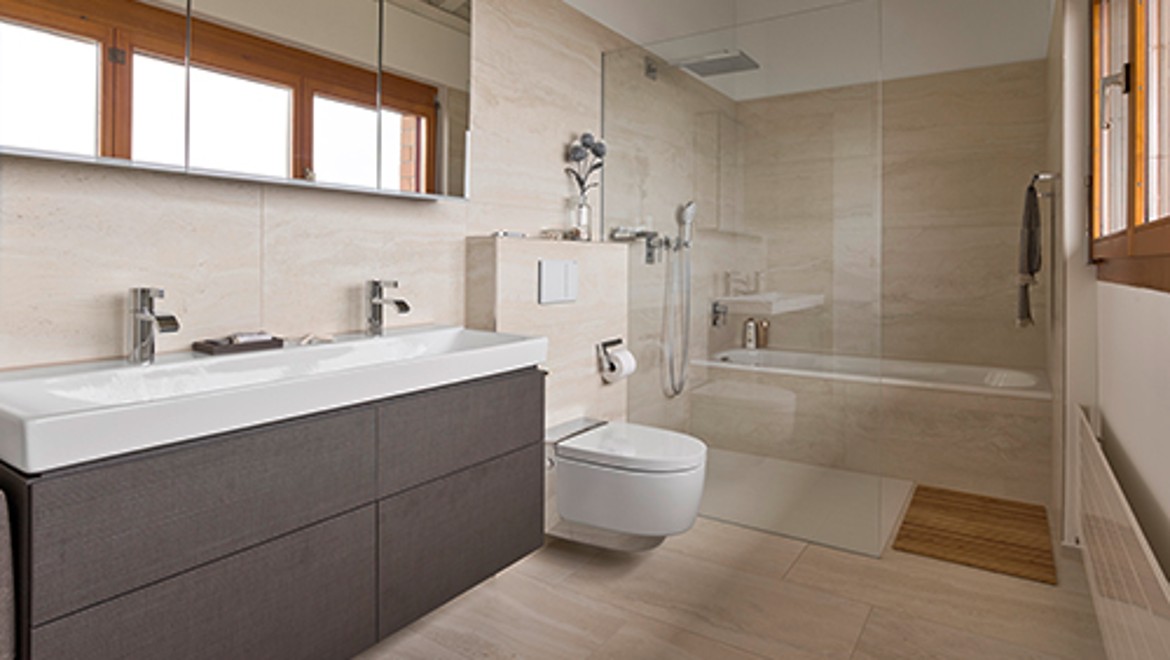 Badrum med Geberit AquaClean duschtoalett efter renovering Badrum med Geberit AquaClean duschtoalett efter renovering