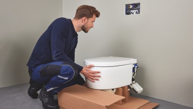 Installatör med Geberit AquaClean Sela