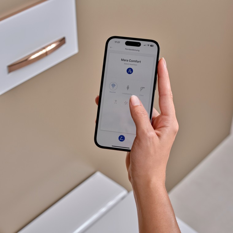 En kvinna som använder Geberit Home app på en smartphone En kvinna som använder Geberit Home app på en smartphone