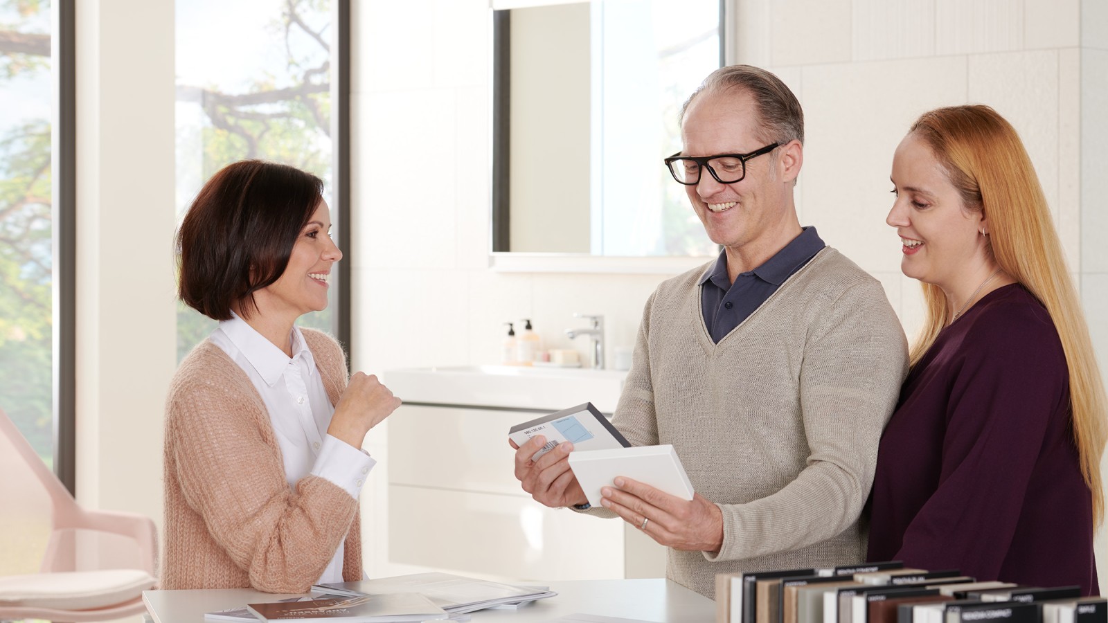 Kunder i ett Geberit showroom Kunder i ett Geberit showroom