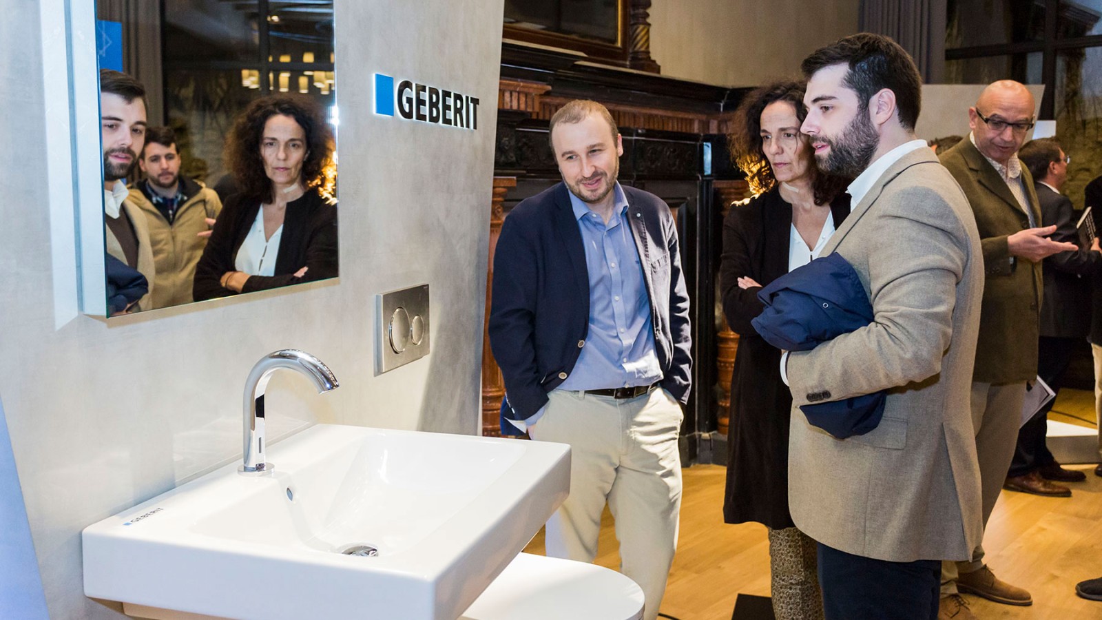 Kunder i ett Geberit showroom Kunder i ett Geberit showroom