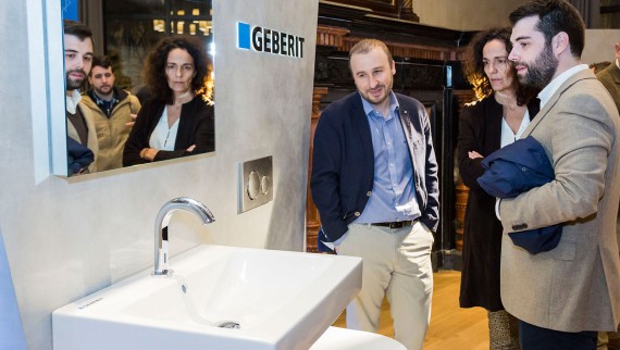 Kunder i ett Geberit showroom Kunder i ett Geberit showroom