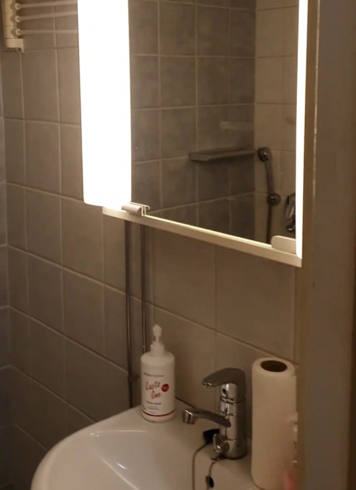 Före-bild av det lilla badrummet med spegelskåp och tvättställ (© Meja Hynynen)