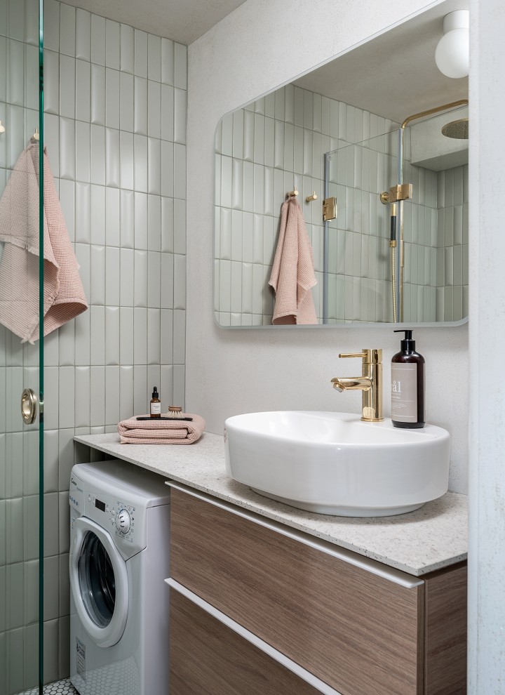 Efter den lilla badrumsrenoveringen, med det ovala handfatet från badrumsserien VariForm och möbler i ek (© Meja Hynynen)