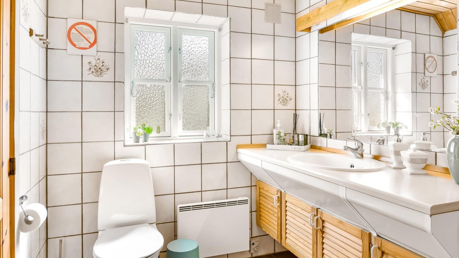 Originalbadrum med golvstående WC, vitt kakel och badrumsmöbler i trä (© @triner2 and @strandparken3) Originalbadrum med golvstående WC, vitt kakel och badrumsmöbler i trä (© @triner2 and @strandparken3)