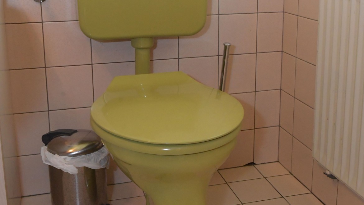 Den gamla toaletten i badrummet