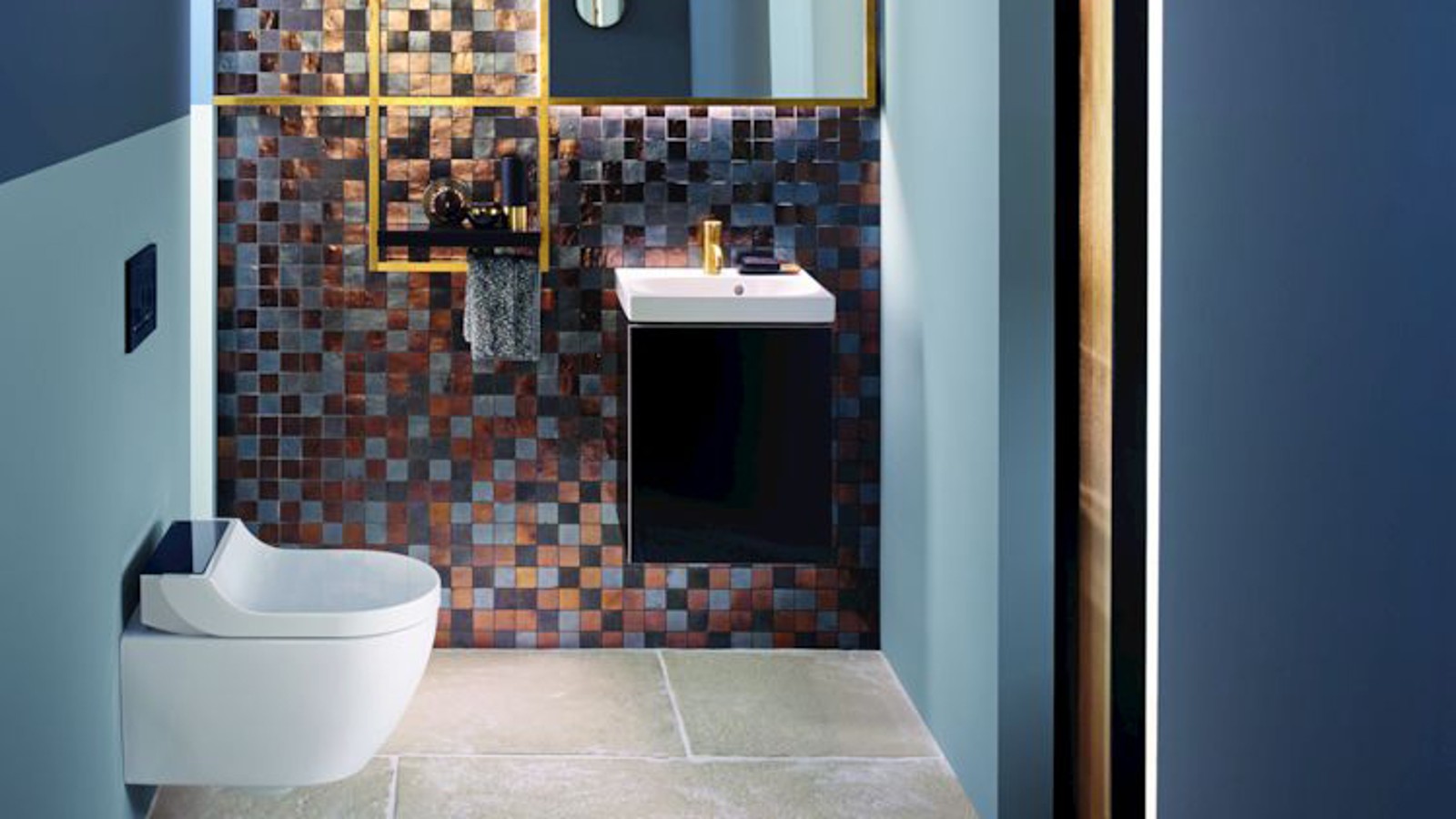 Guld och koppartoner adderar värme till gästtoaletten