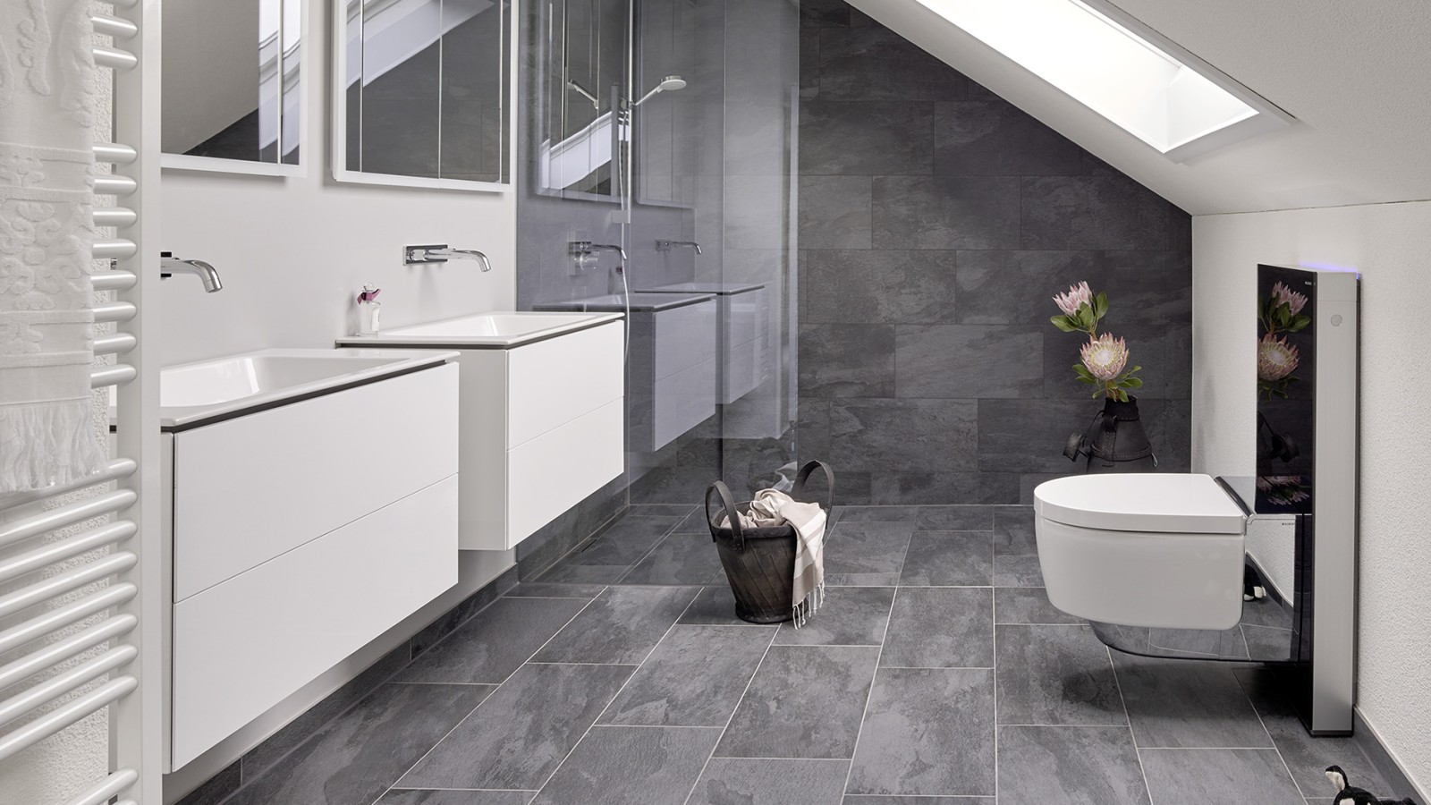 Badrum med snedtak och produkter från badrumsserien Geberit ONE och Geberit AquaClean med Monolith